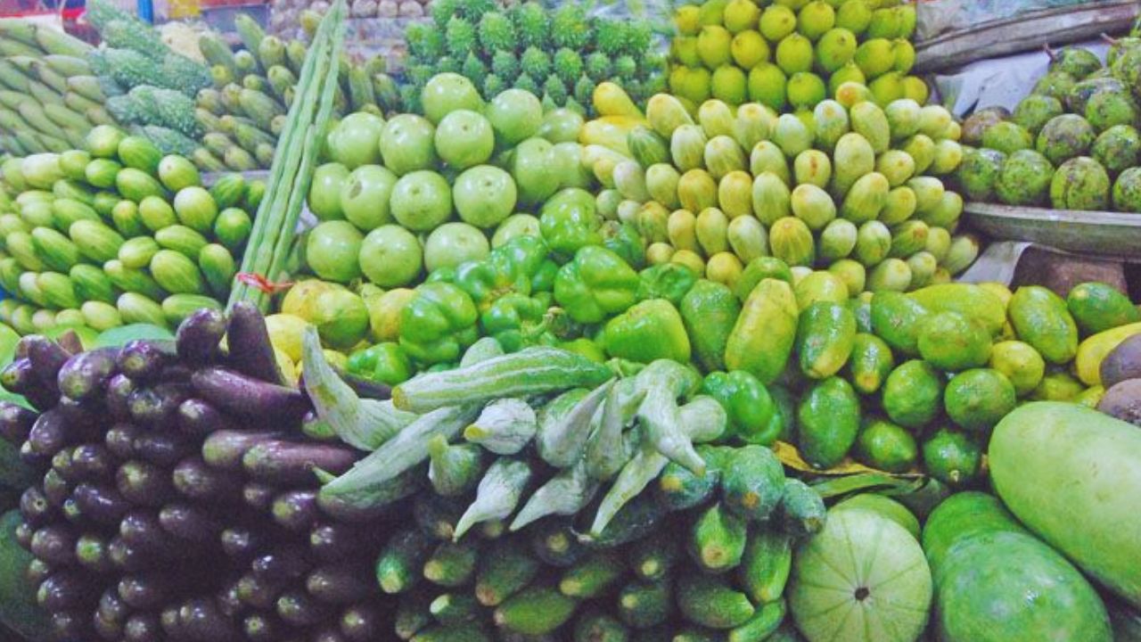 বাজারে সবজির সঙ্গে ডিম-মাছ-চালের দামেও আগুন